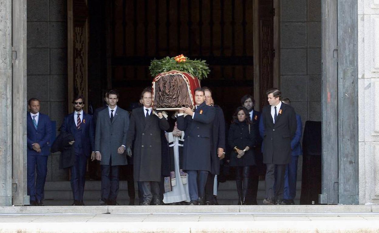 Familiares de Franco portan el féretro del dictador.