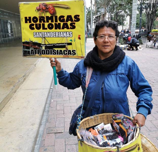Nancy Carrillo vende hormigas culonas santanderianas.