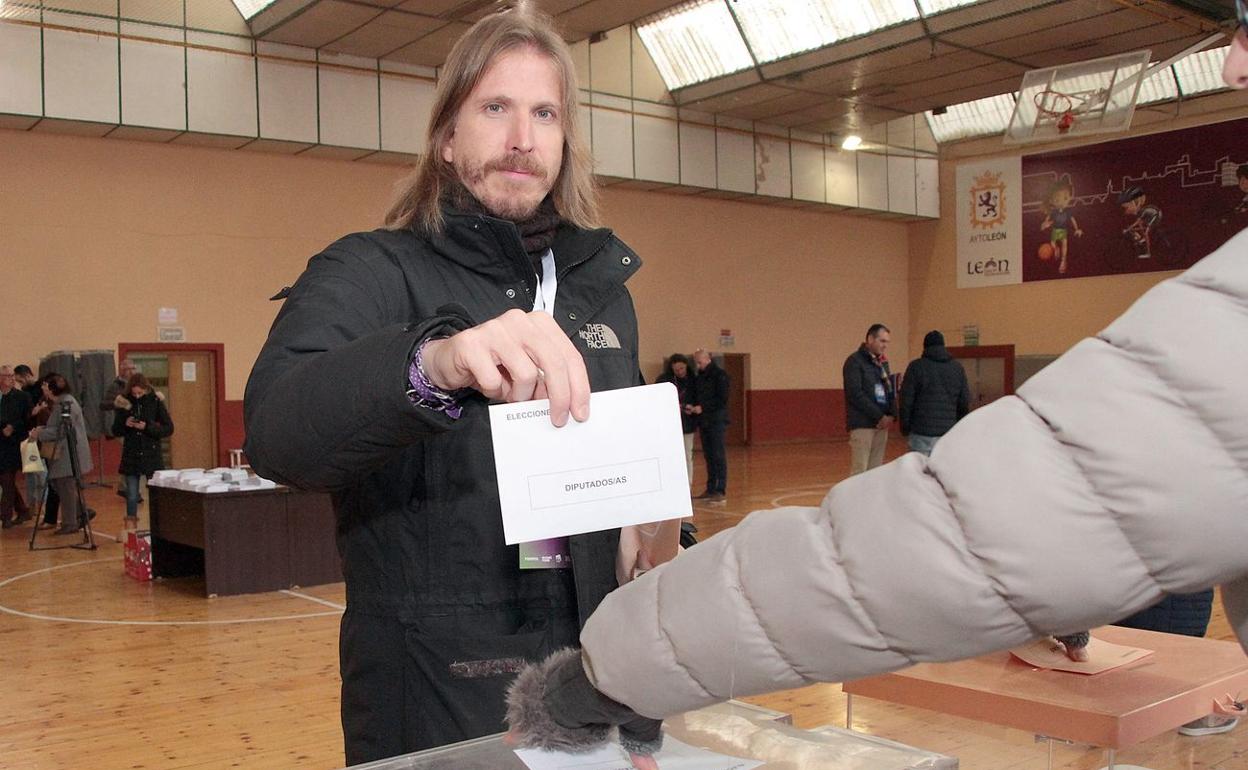 Pablo Fernández, en el momento de depositar su voto.