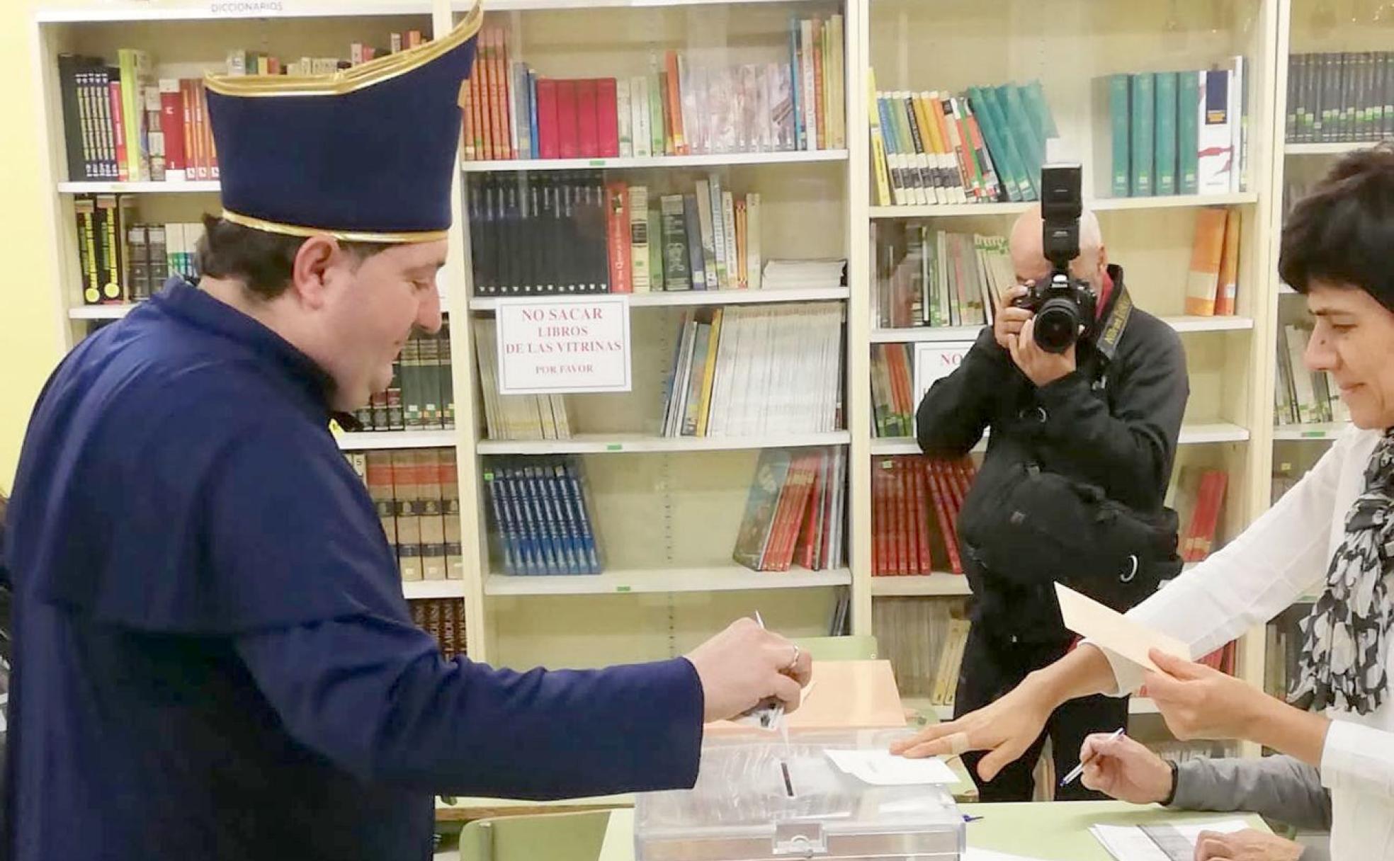 Juan López, en el momento de proceder a votar en el Colegio de La Palomera.