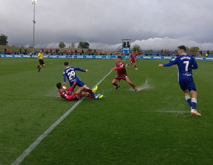 El encuentro de la jornada 12 está marcada por la lluvia y el estado del terreno de juego del campo de Ibaia