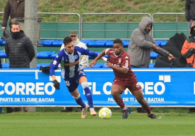 El encuentro de la jornada 12 está marcada por la lluvia y el estado del terreno de juego del campo de Ibaia