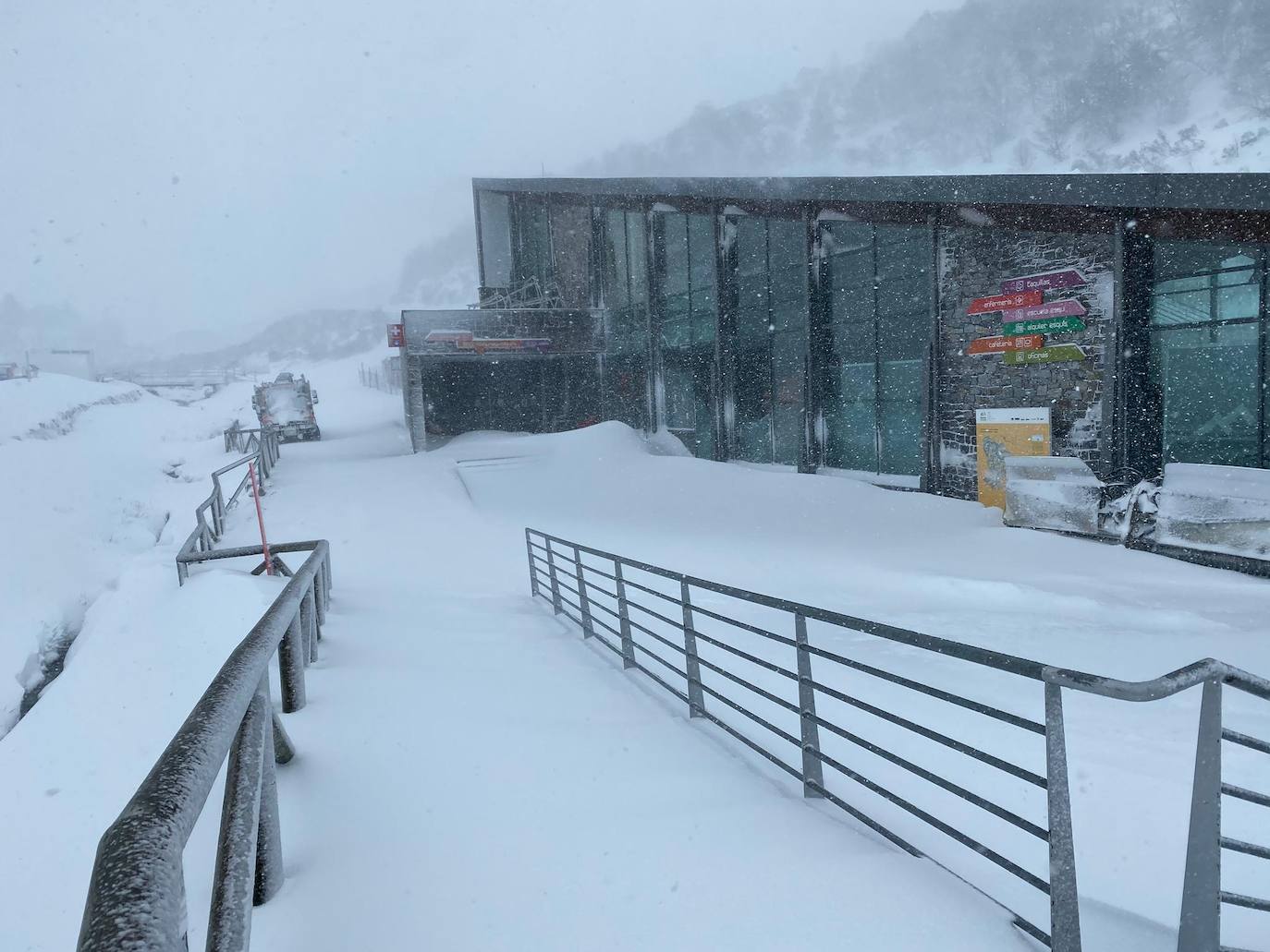 La nieve acumulada obliga a circular con cadenas en varios puertos de montaña y carreteras secundarias de la región. Además, las fuertes lluvias caídas estos días han provocado el corte de la carretera de San San Esteban de Cuñaba, en Peñamellera Baja, por un argayu.