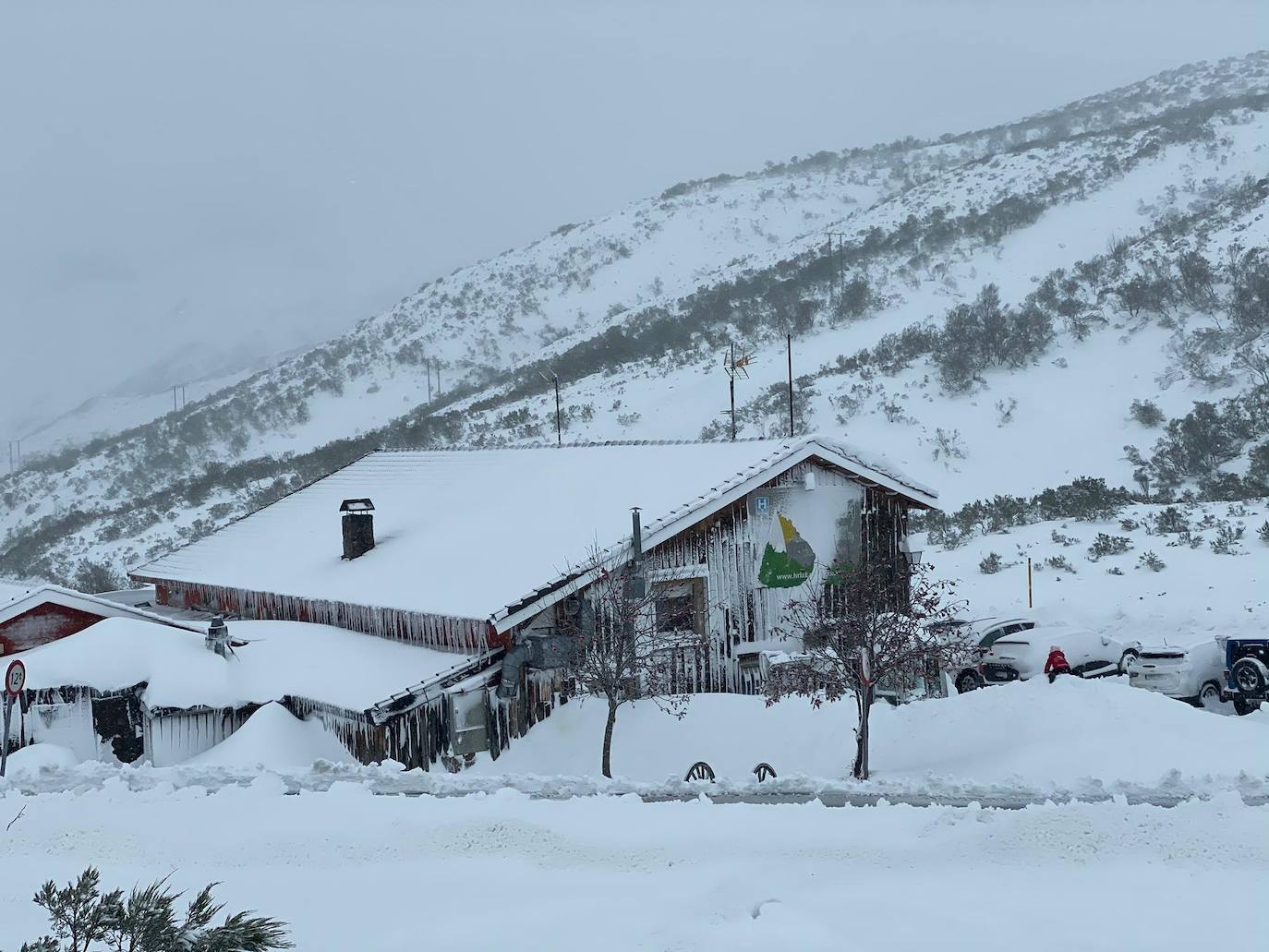 La nieve acumulada obliga a circular con cadenas en varios puertos de montaña y carreteras secundarias de la región. Además, las fuertes lluvias caídas estos días han provocado el corte de la carretera de San San Esteban de Cuñaba, en Peñamellera Baja, por un argayu.