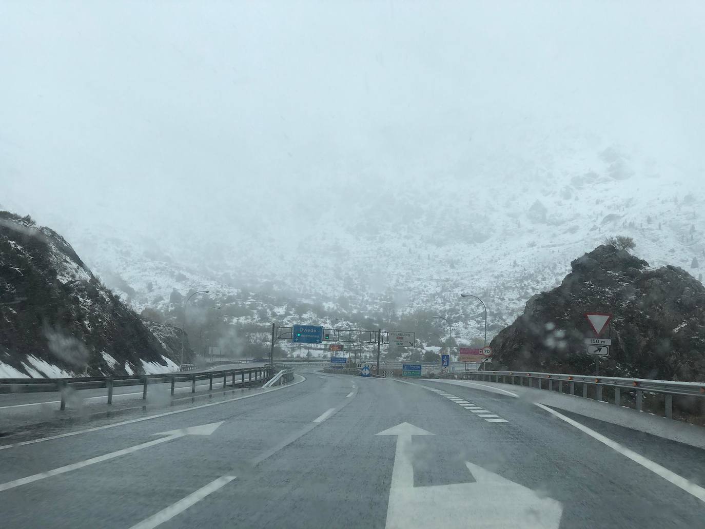 La nieve acumulada obliga a circular con cadenas en varios puertos de montaña y carreteras secundarias de la región. Además, las fuertes lluvias caídas estos días han provocado el corte de la carretera de San San Esteban de Cuñaba, en Peñamellera Baja, por un argayu.