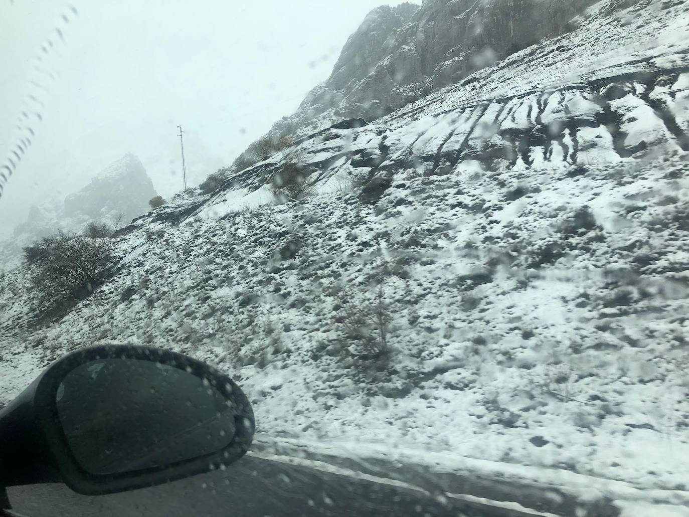 La nieve acumulada obliga a circular con cadenas en varios puertos de montaña y carreteras secundarias de la región. Además, las fuertes lluvias caídas estos días han provocado el corte de la carretera de San San Esteban de Cuñaba, en Peñamellera Baja, por un argayu.