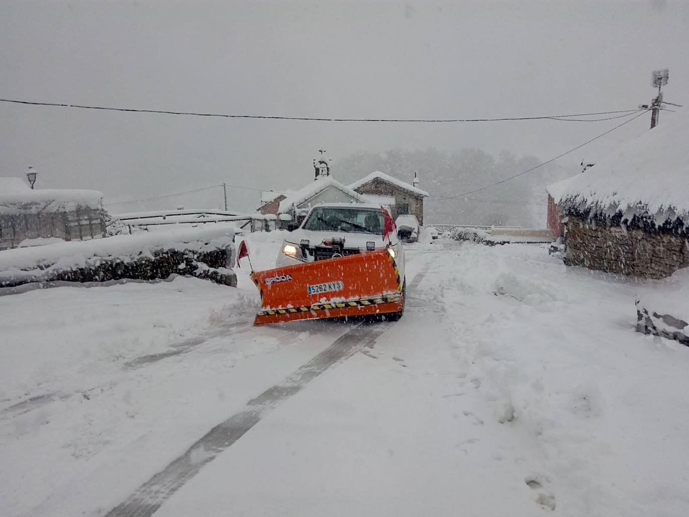 La nieve acumulada obliga a circular con cadenas en varios puertos de montaña y carreteras secundarias de la región. Además, las fuertes lluvias caídas estos días han provocado el corte de la carretera de San San Esteban de Cuñaba, en Peñamellera Baja, por un argayu.