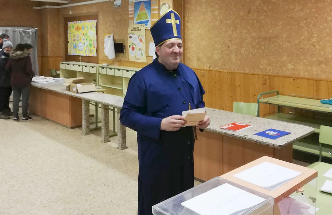 Fotos: El obispo vuelve a votar