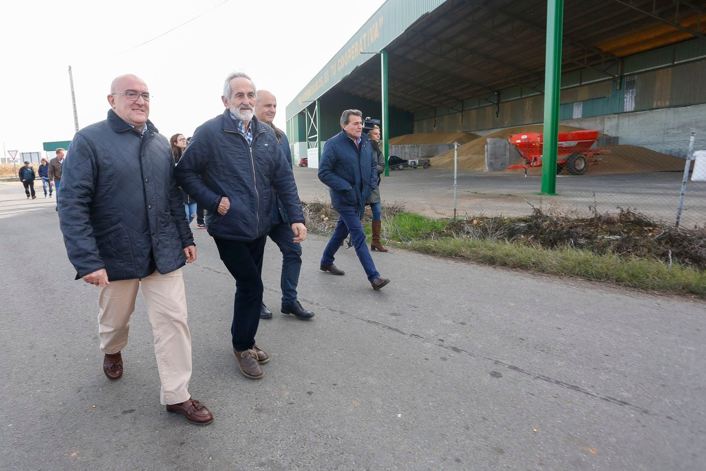 El consejero de Agricultura, Ganadería y Desarrollo Rural, Jesús Julio Carnero, visita la Cooperativa de la Unión Comercial de Agricultores y Ganaderos de León (Ucogal). Junto a él, el presidente de la cooperativa, Matías Llorente.
