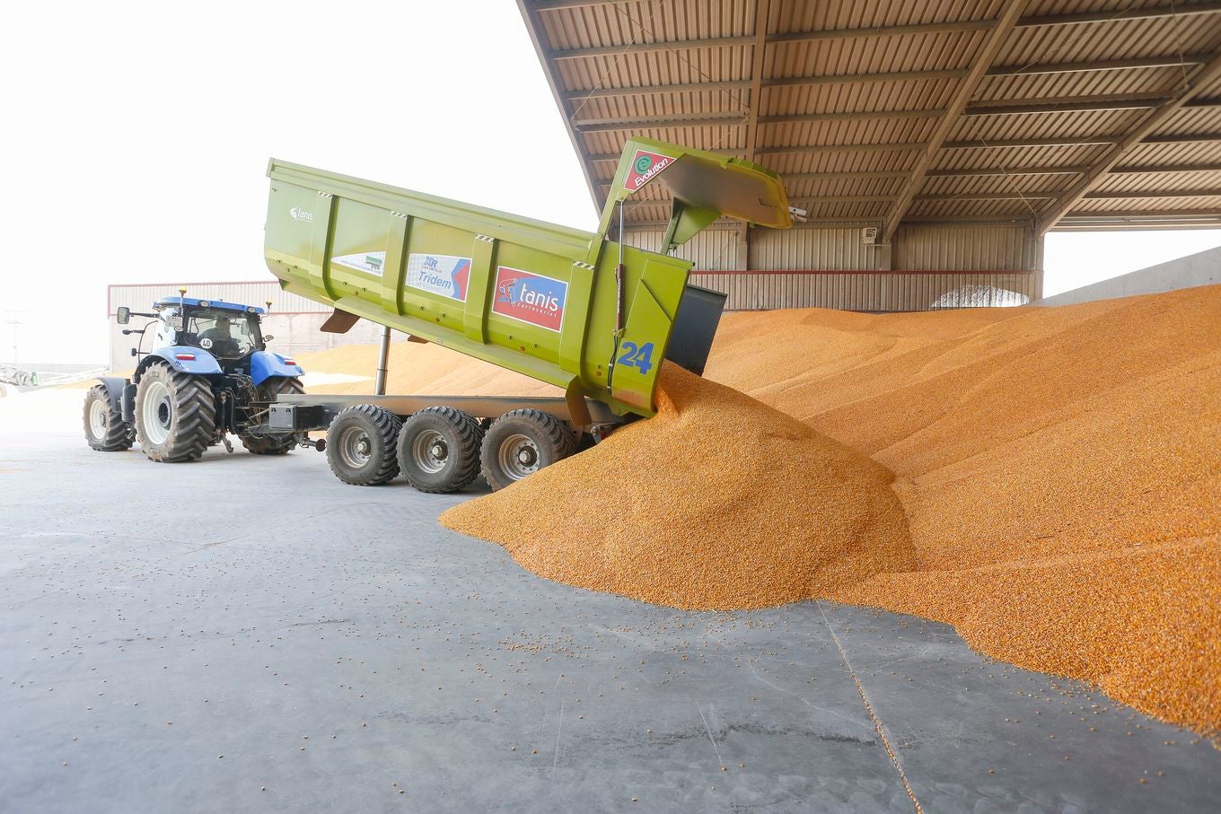 El consejero de Agricultura, Ganadería y Desarrollo Rural, Jesús Julio Carnero, visita la Cooperativa de la Unión Comercial de Agricultores y Ganaderos de León (Ucogal). Junto a él, el presidente de la cooperativa, Matías Llorente.
