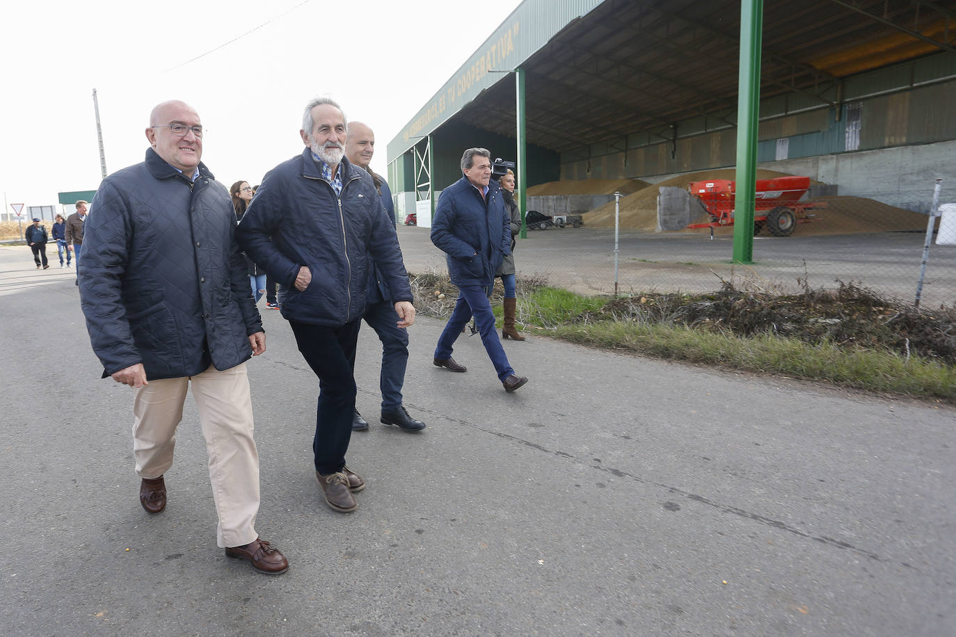 El consejero de Agricultura, Ganadería y Desarrollo Rural, Jesús Julio Carnero, visita la Cooperativa de la Unión Comercial de Agricultores y Ganaderos de León (Ucogal). Junto a él, el presidente de la cooperativa, Matías Llorente 