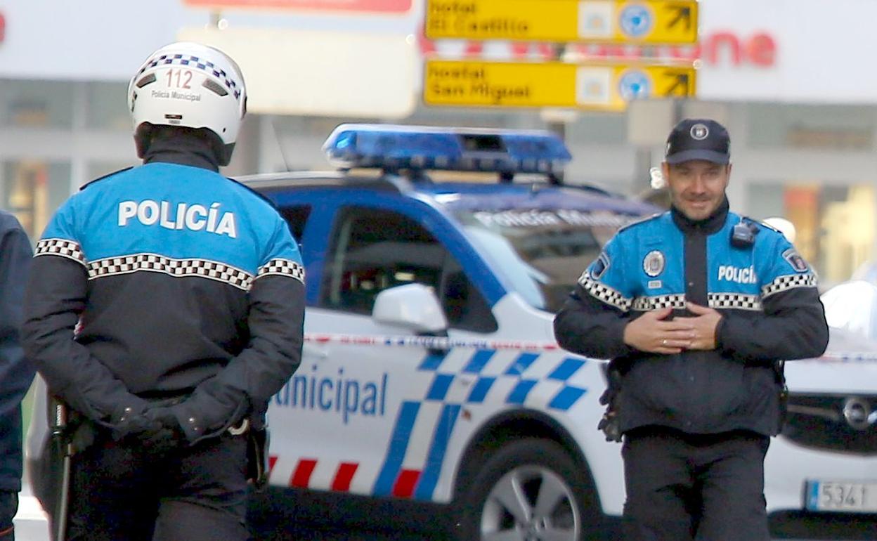 Efectivos de la Policía Local de Ponferrada durante una intervención.
