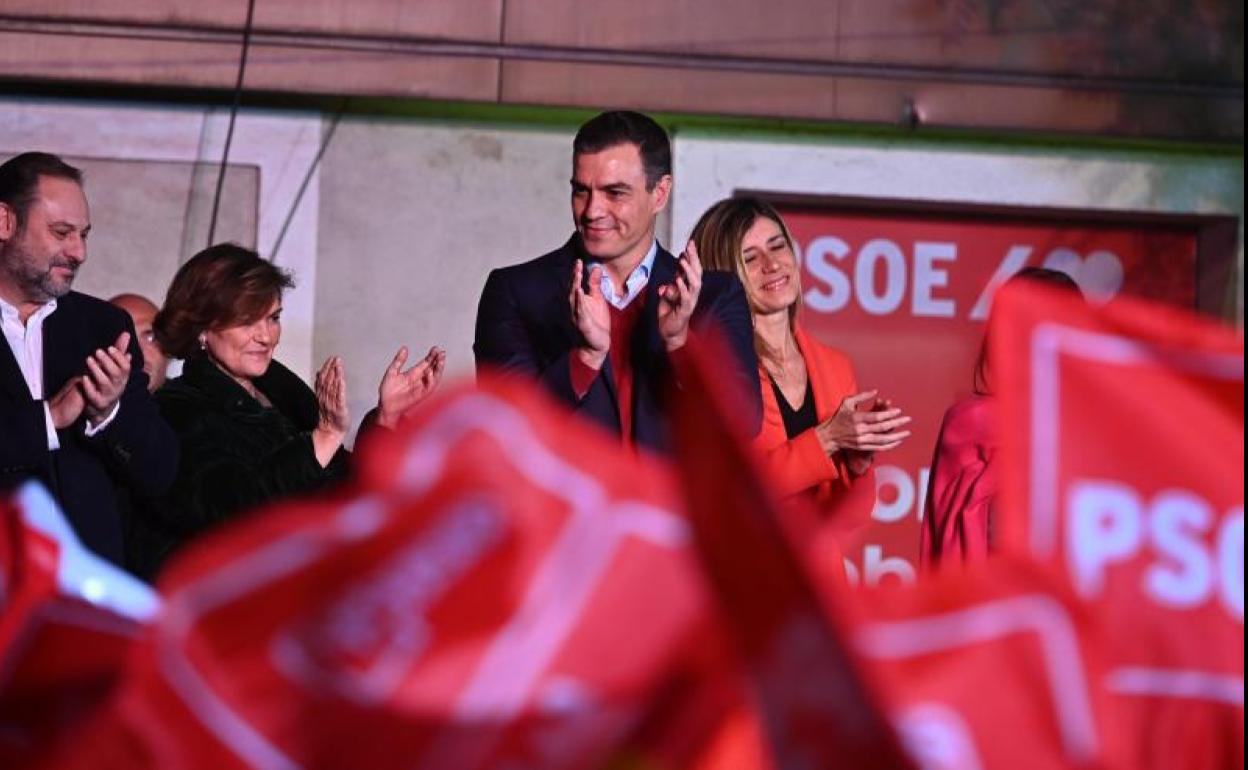 El líder del PSOE Pedro Sánchez (3i), su mujer Begoña Gómez (d), Carmen Calvo (2i), y José Luis Ábalos (i), celebran los resultados electorales hoy domingo en la sede socialista de Ferraz, en Madrid.