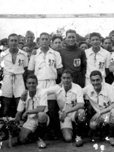 Algunos prisioneros integrantes del equipo de fútbol del Batallón de Trabajadores Canero 21. Astorga, 1939