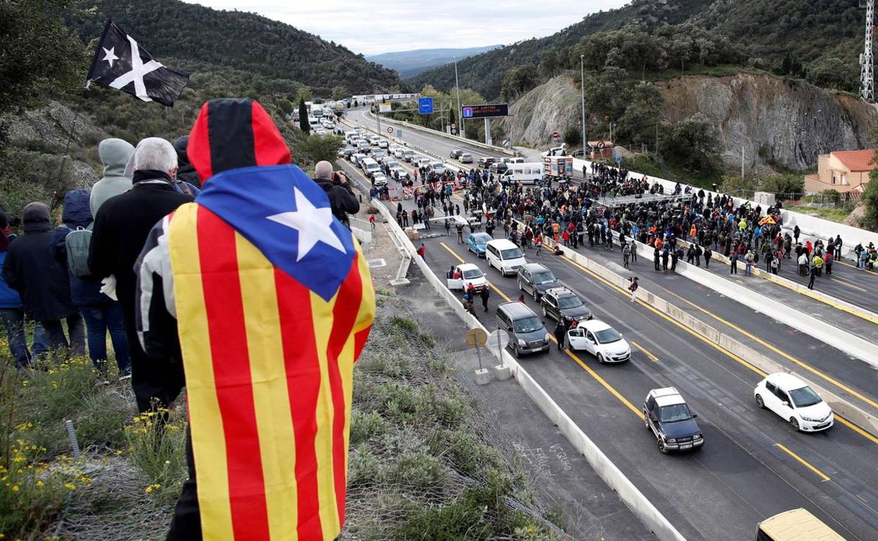 Manifestantes cortan la autopista AP-7 en el punto fronterizo de La Jonquera. 