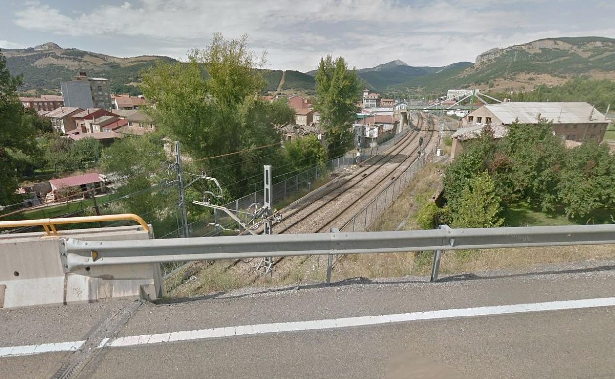 Imagen de uno de los entronques de la CL-626 con la línea ferroviaria León-La Robla.