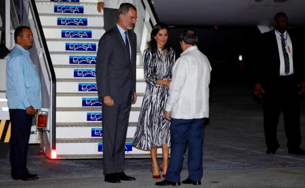 Imagen principal - Los Reyes, a su llegada a La Habana. 