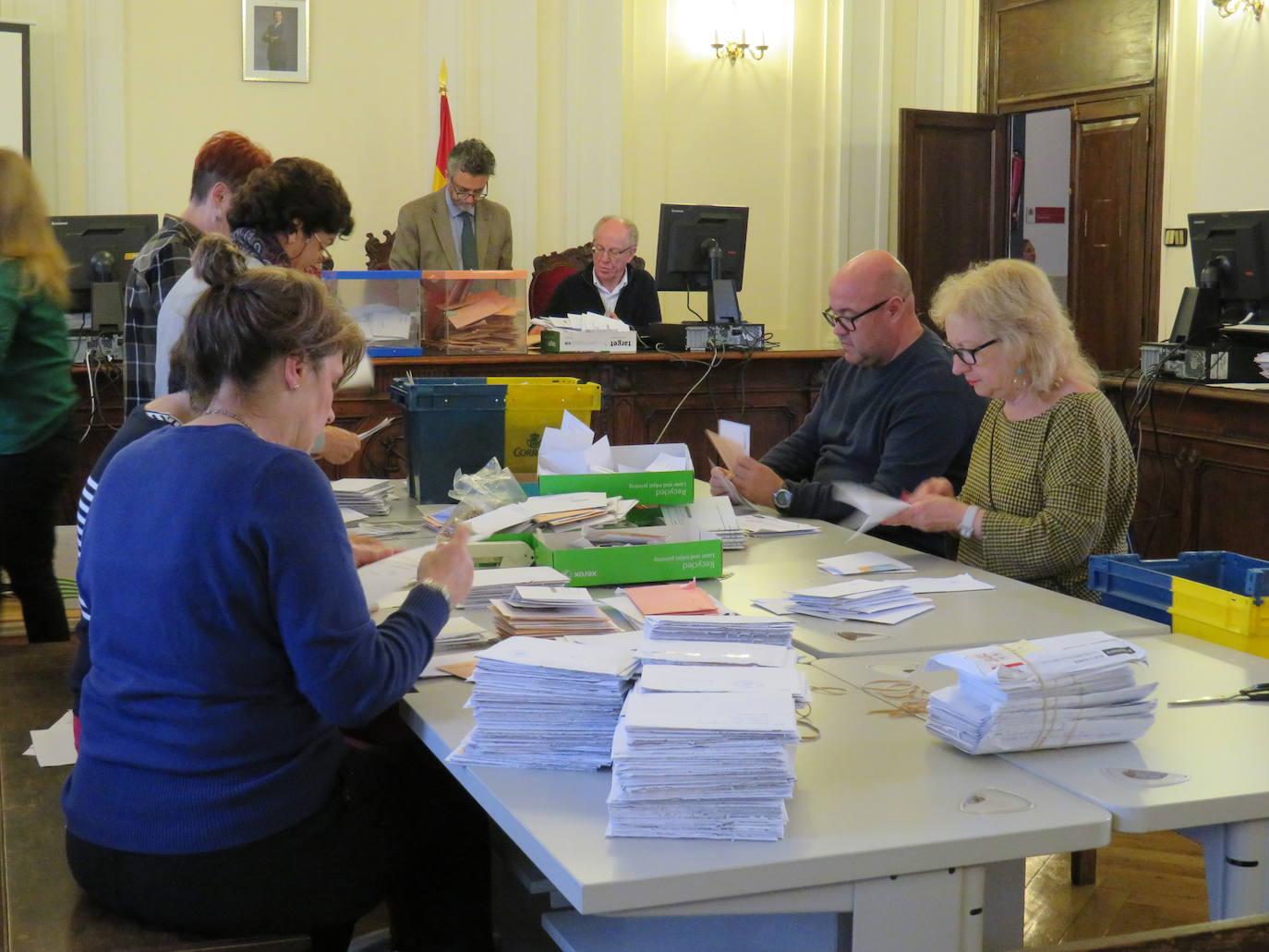 Los ciudadanos residentes en el extranjero, pero con derecho al voto en la provincia, se incorporan al escrutinio en la Audiencia de León