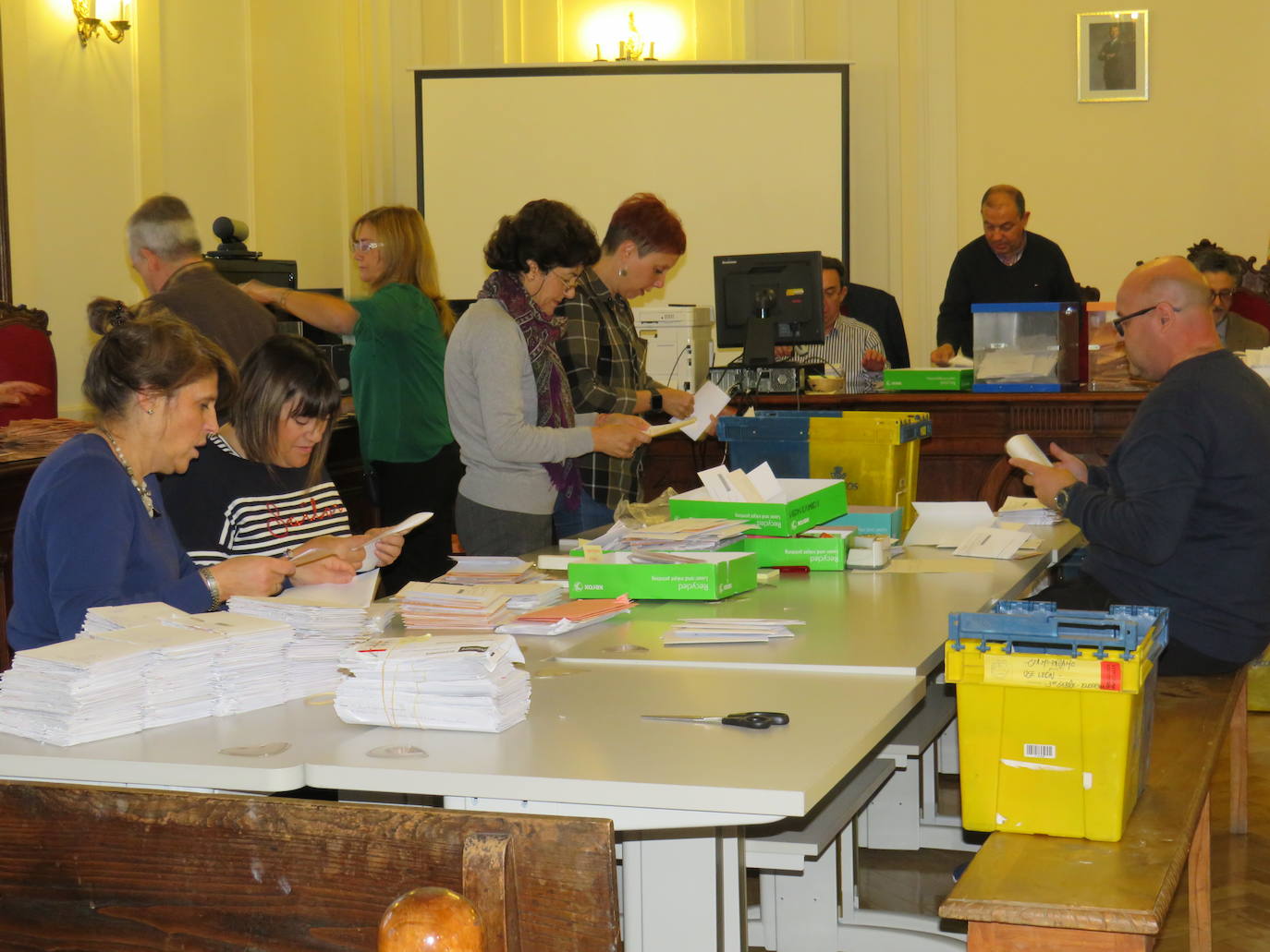 Los ciudadanos residentes en el extranjero, pero con derecho al voto en la provincia, se incorporan al escrutinio en la Audiencia de León