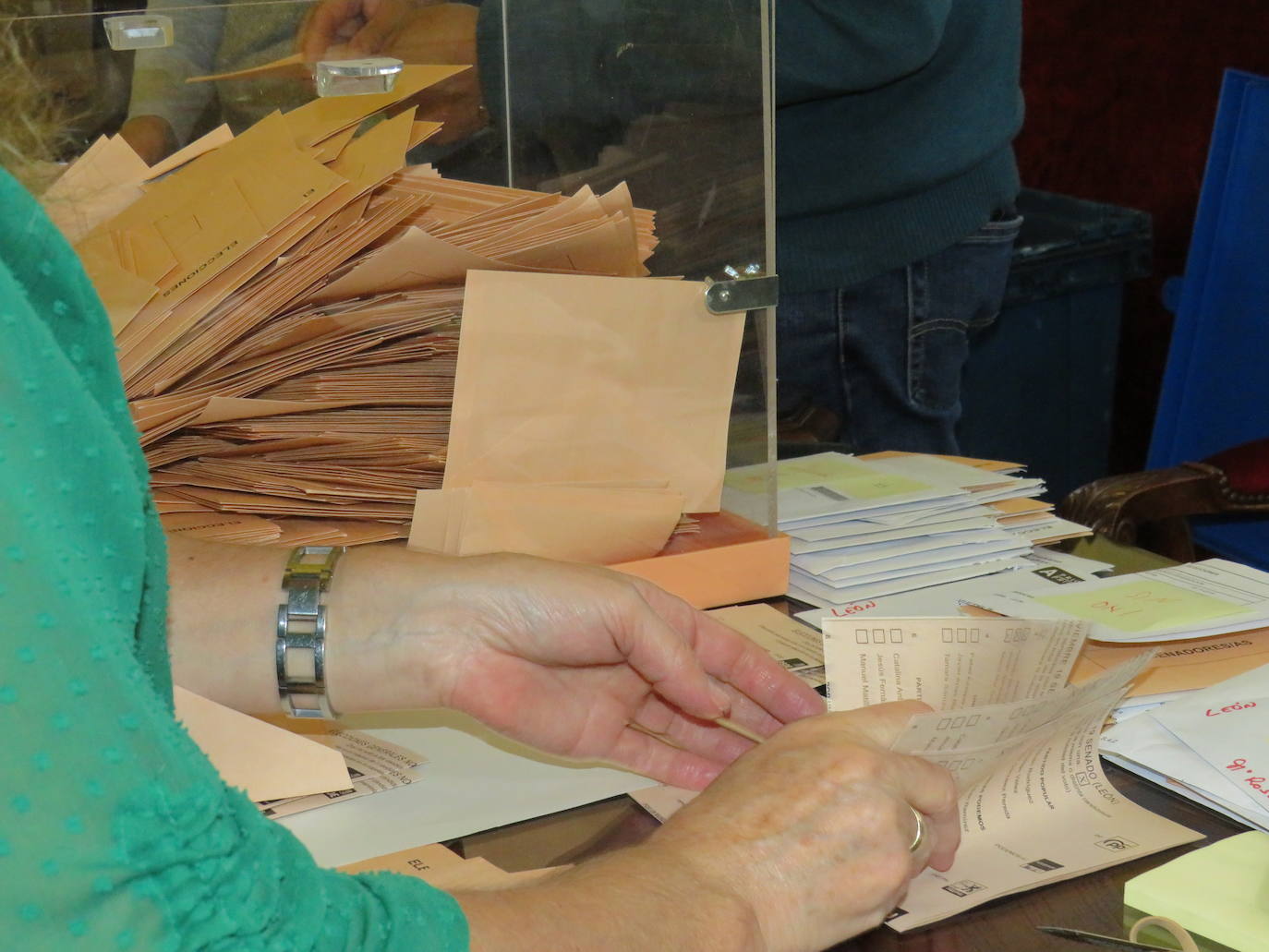 Los ciudadanos residentes en el extranjero, pero con derecho al voto en la provincia, se incorporan al escrutinio en la Audiencia de León