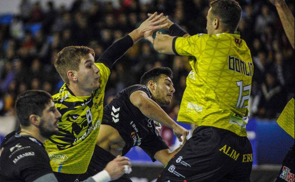 Donlin. en una acción defensiva ante Sinfín.