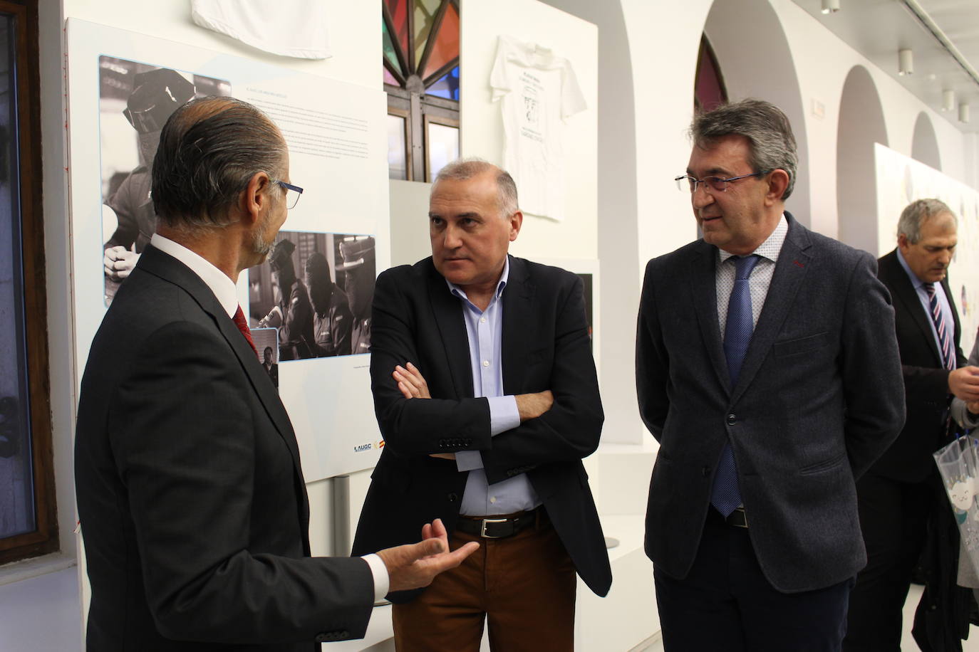 Fotos: Exposición sobre los 25 años de la Asociación Unificada de Guardias Civiles en León