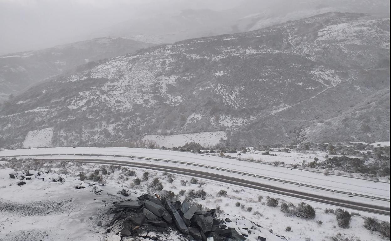 Una carretera nevada en la provincia.