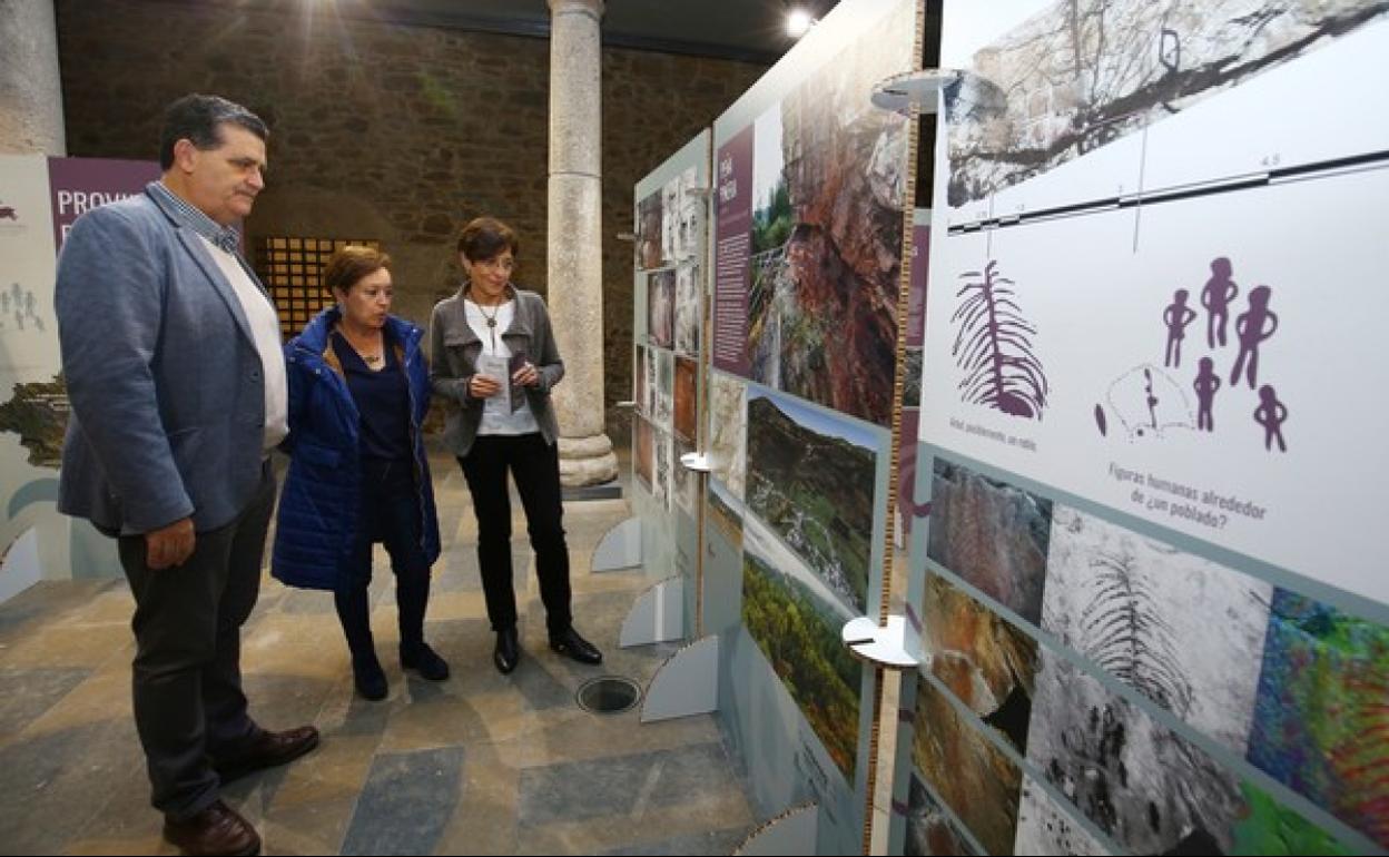 La concejala de Cultura, Concepción Crespo, la responsable del Servicio Territorial de Cultura en León, Amelia Biaín y el responsable de la empresa Patrimonio Inteligente, Arturo Balado, en la inauguración de la muestra. 