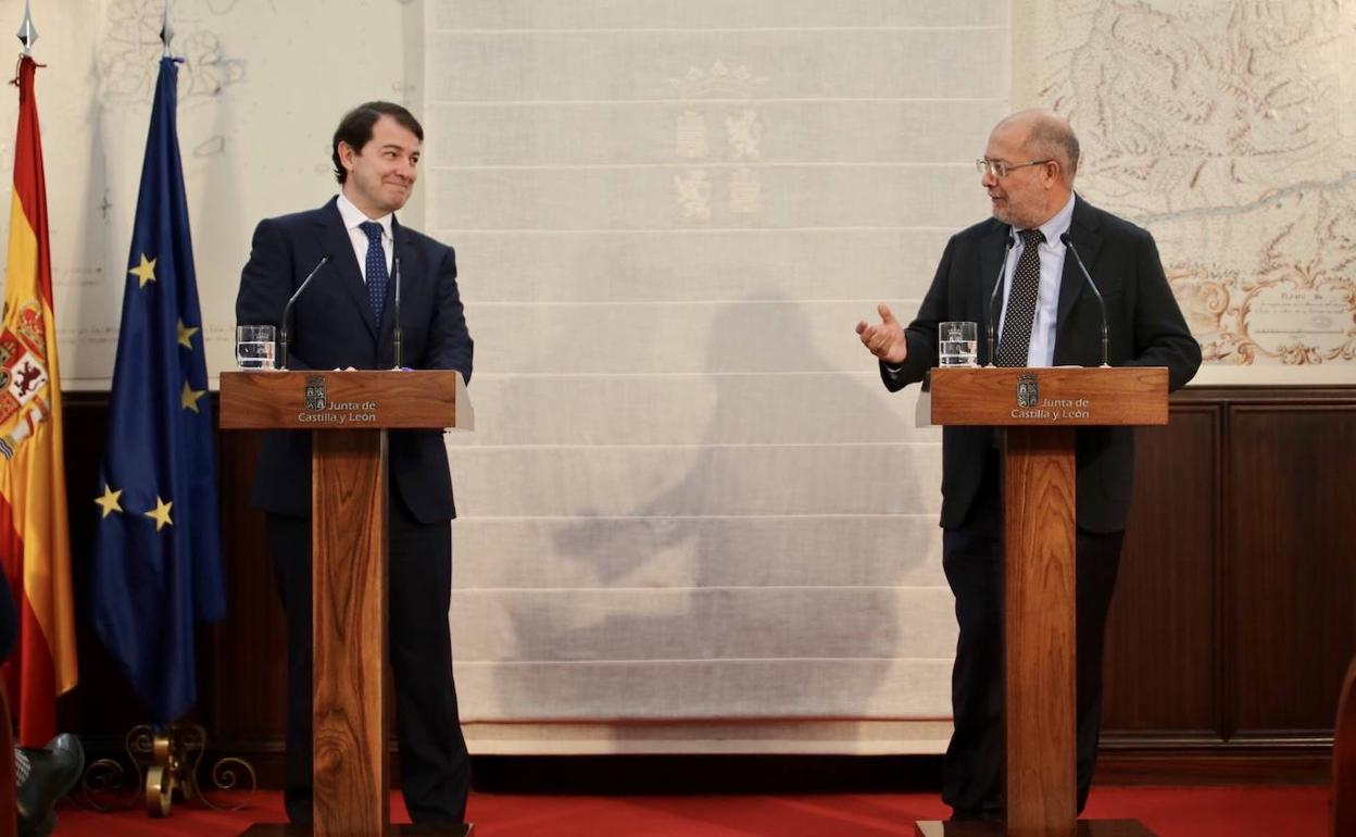 El presidente de la Junta de Castilla y León, Alfonso Fernández Mañueco, y el vicepresidente y consejero de Transparencia, Ordenación del Territorio y Acción Exterior, Francisco Igea, presentan un balance de los primeros meses de gobierno.