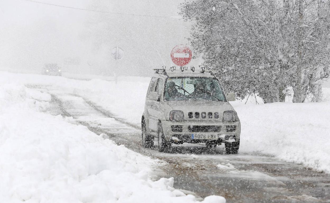 Un vehículo transita por una carretera nevada de la provincia.