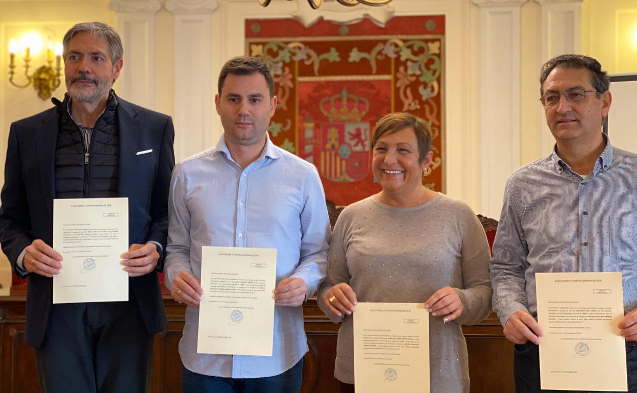 Pablo Calvo, Javier Alfonso Cendón, Carmen Franco y Salvador Vidal, con sus credenciales.