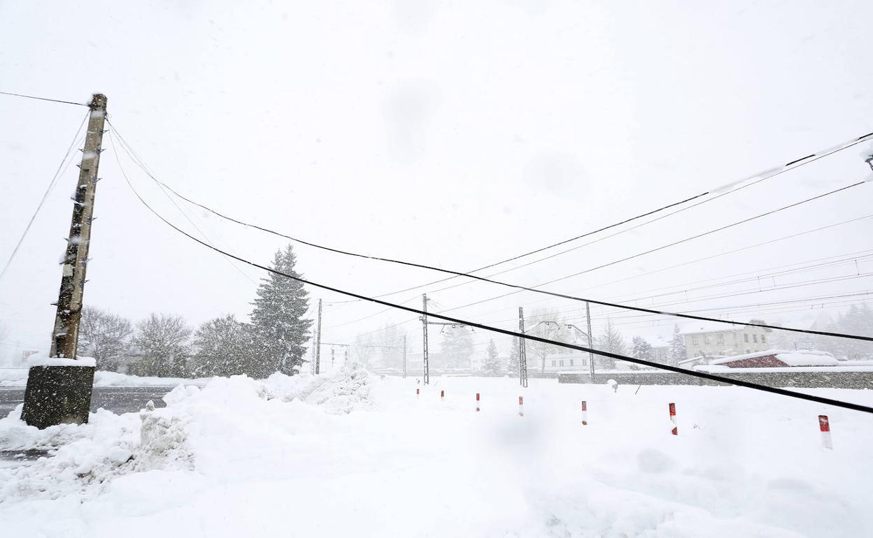 Cortes de electricidad en varias localidades de la provincia leonesa por el temporal de nieve.