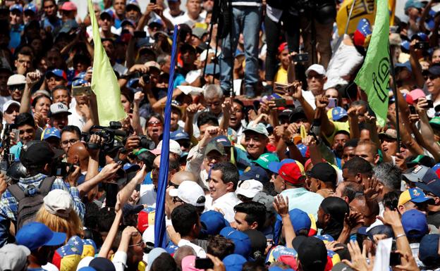 Imagen principal - Guaidó moviliza a sus partidarios intentando encender la calle contra Maduro