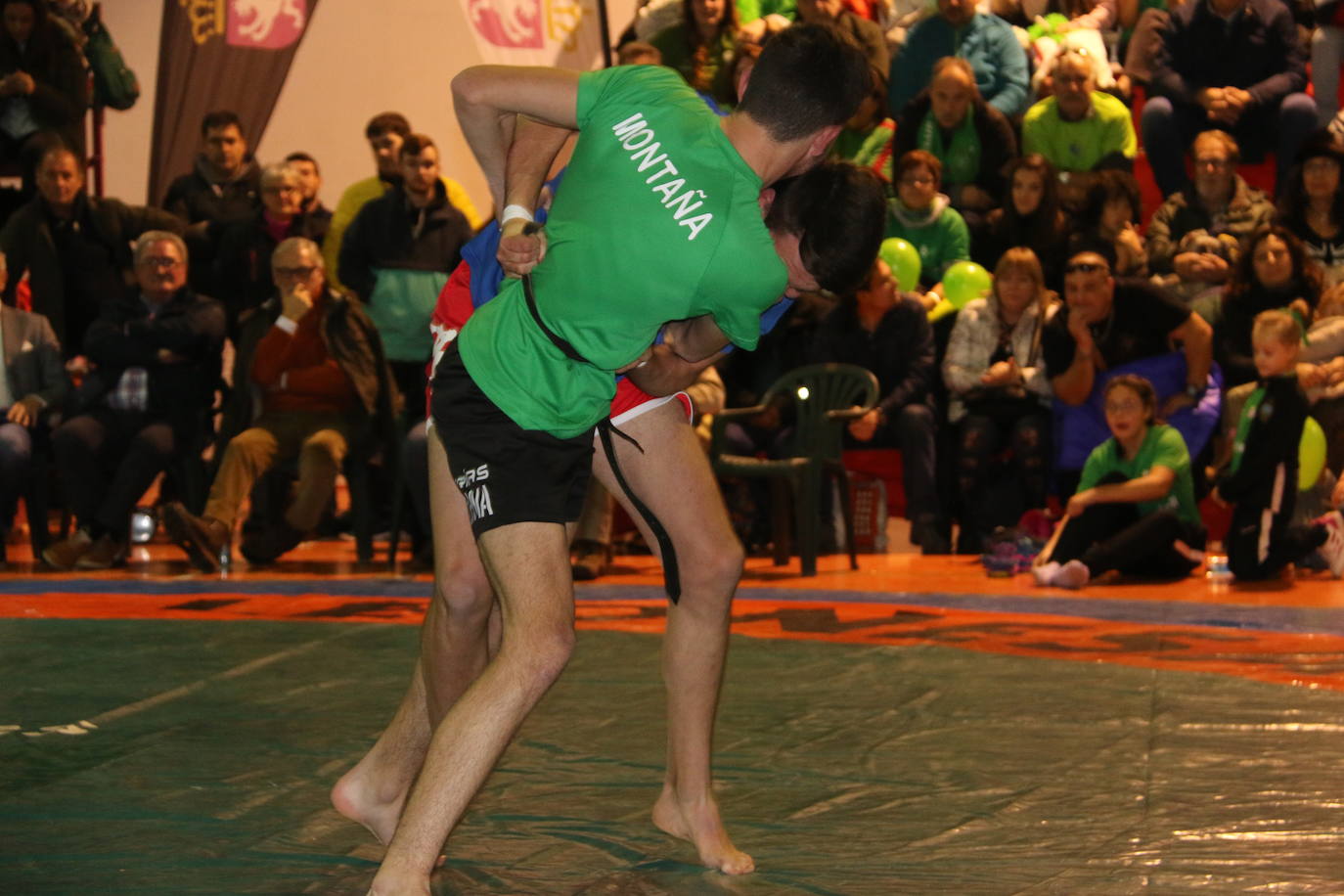 Fotos: La Montaña y La Ribera se miden Boñar