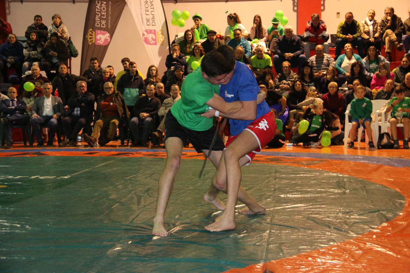 Fotos: La Montaña y La Ribera se miden Boñar