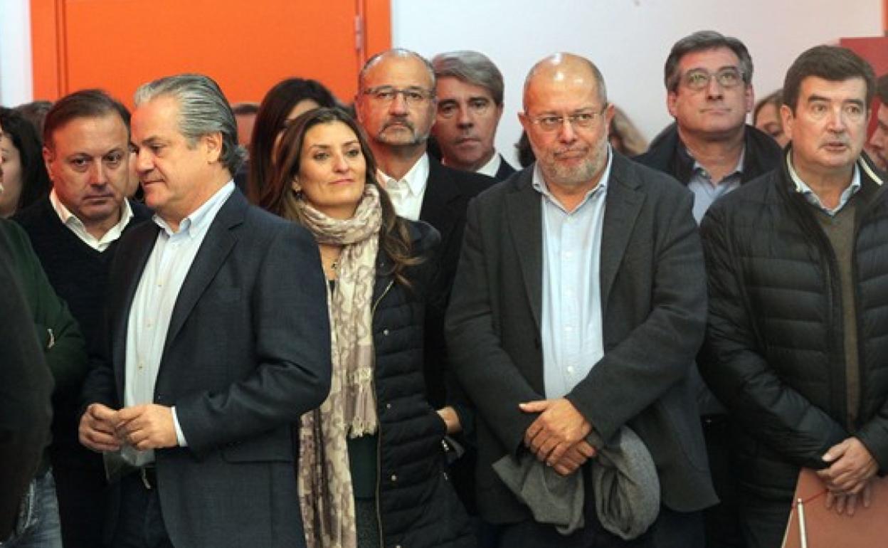 Francisco Igea (tercero por la derecha), con otros miembros de la ejecutiva de Ciudadanos el lunes tras la dimisión de Albert Rivera.