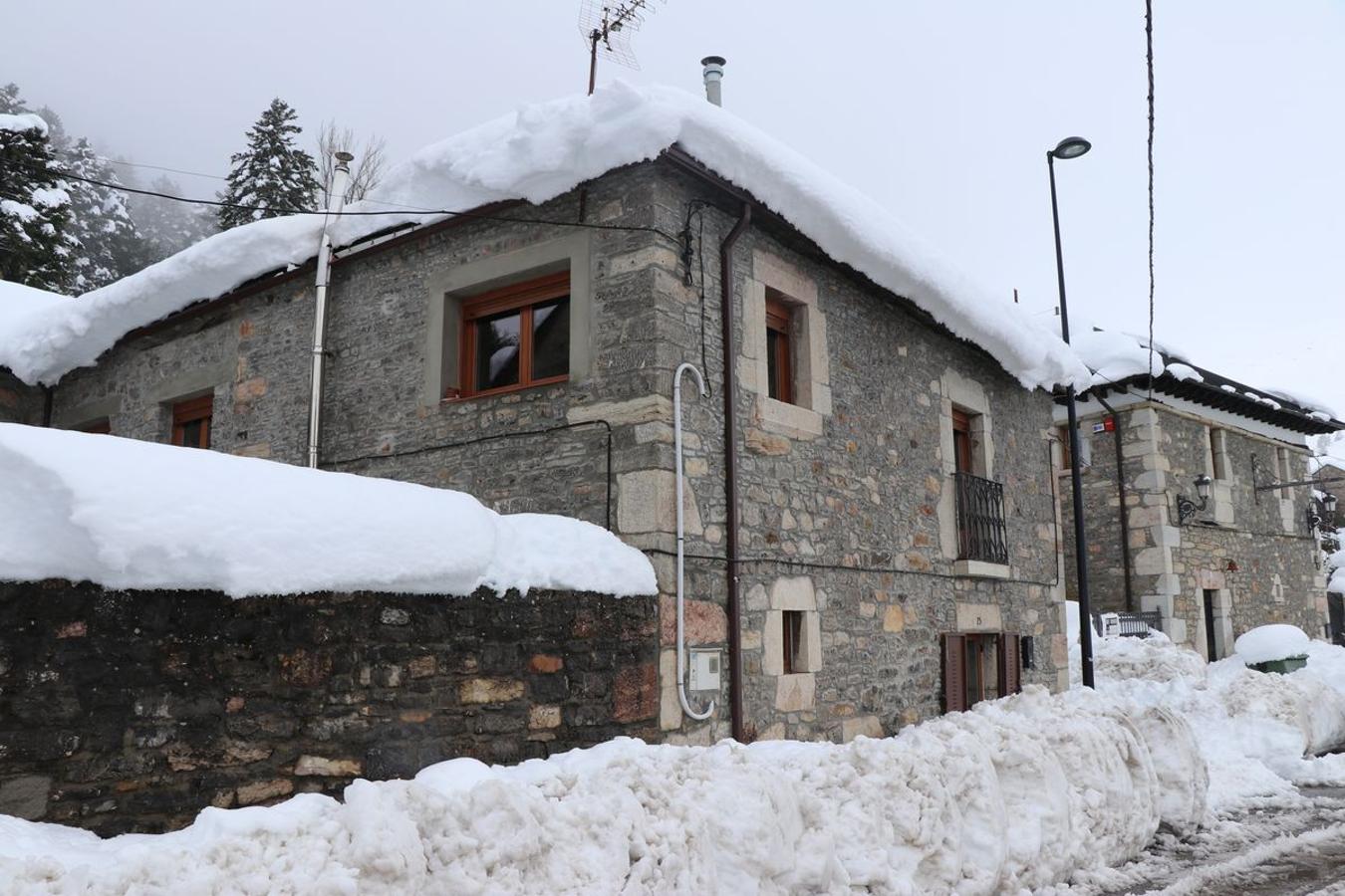 Difícil acceso a una vivienda en la comarca de Babia. 