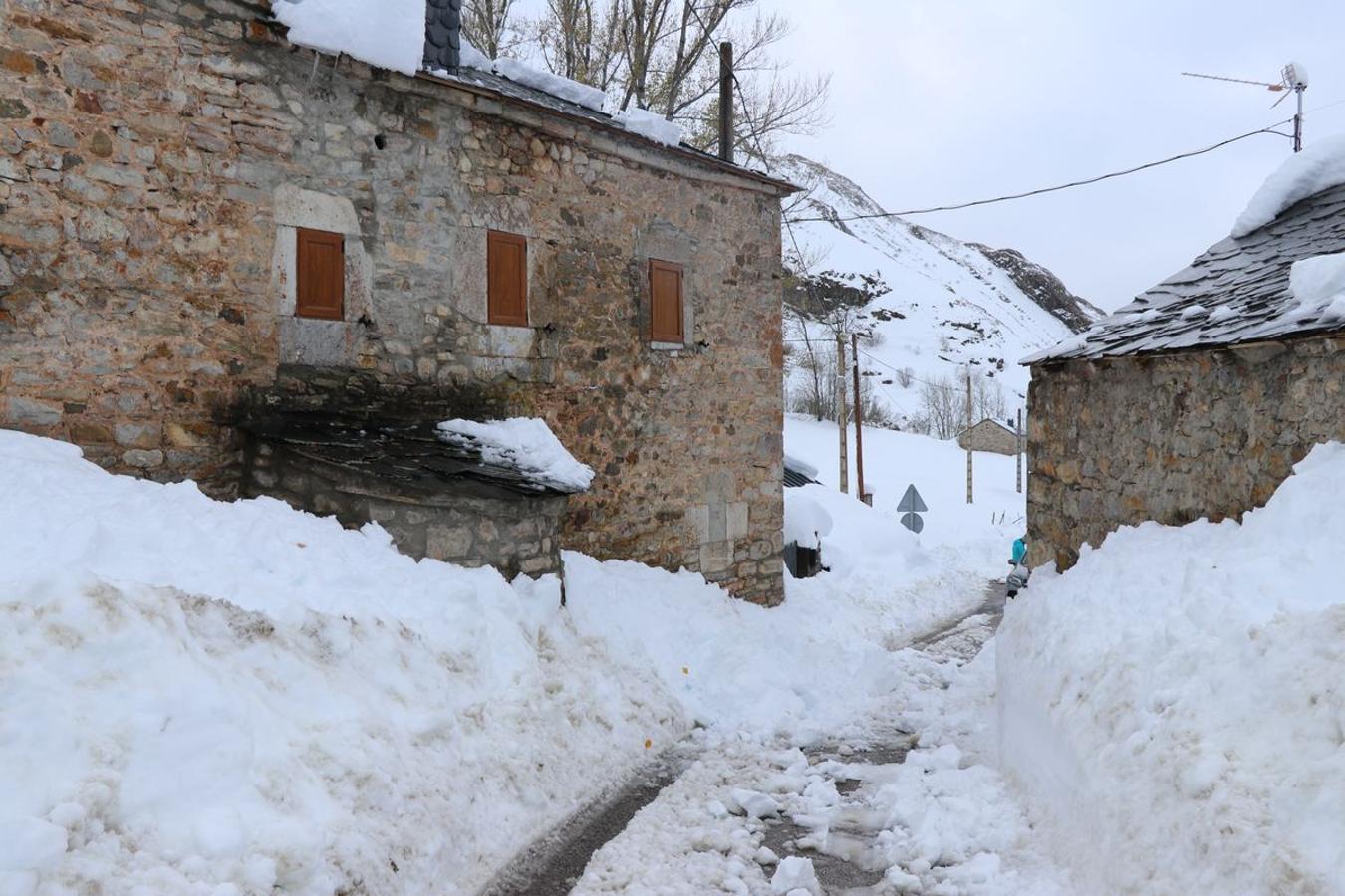 Difícil acceso a una vivienda en la comarca de Babia. 