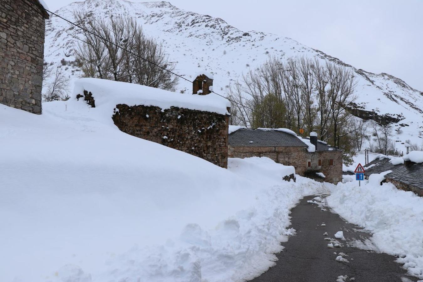 Difícil acceso a una vivienda en la comarca de Babia. 