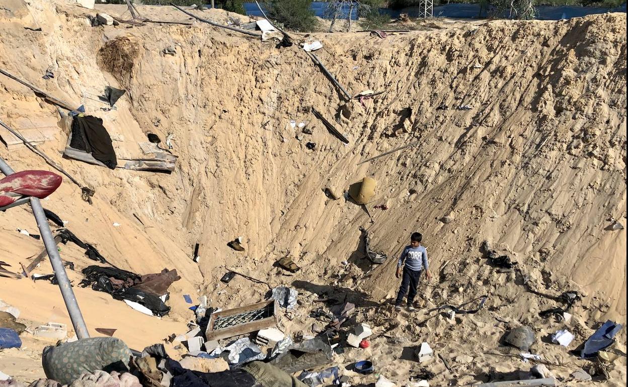 Diaa busca sus chancletas entre los restos del bombadeo.