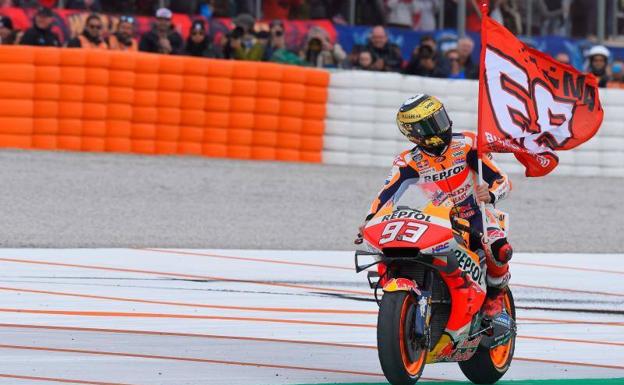 Márquez cierra con otra victoria un año casi perfecto