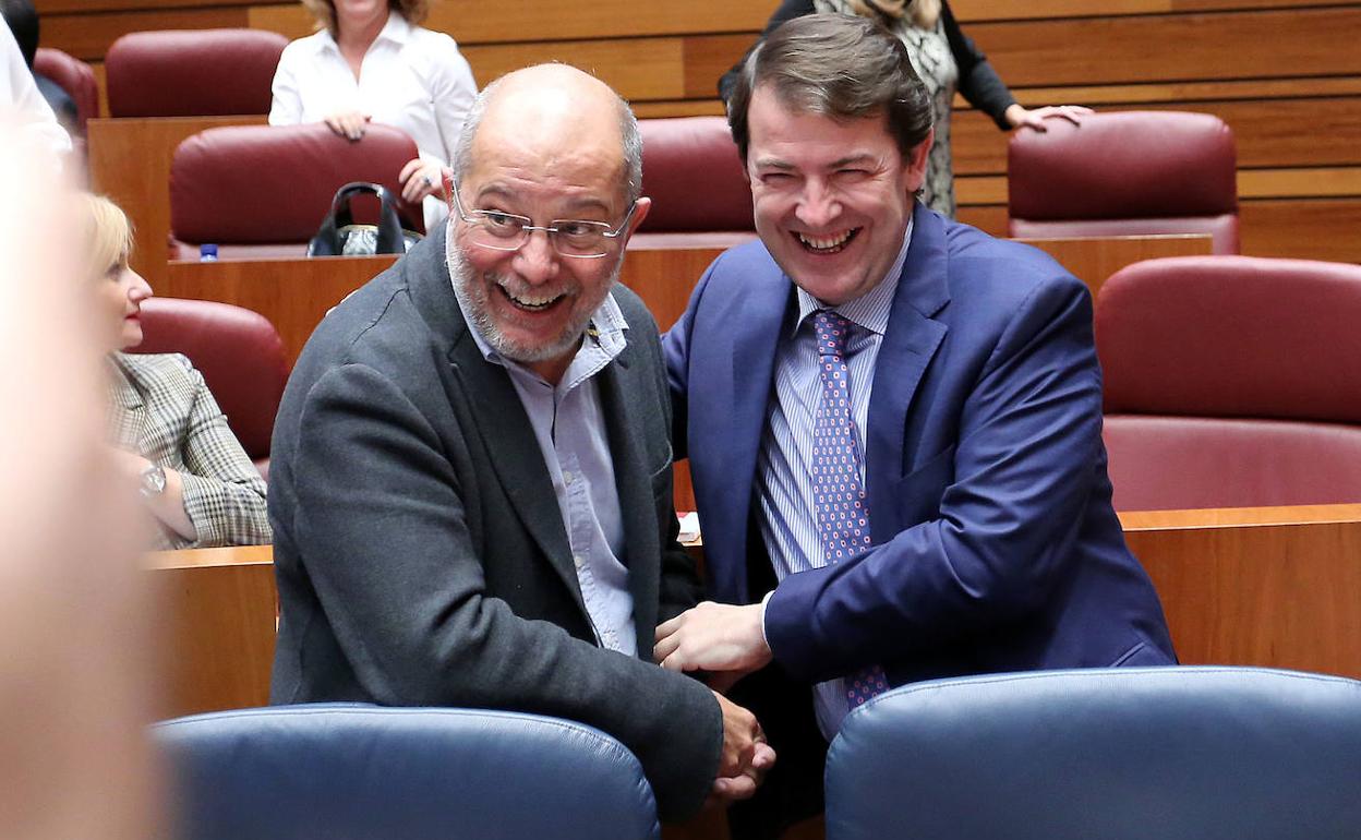 El presidente de la Junta, Alfonso Fernández Mañueco, y el vicepresidente, Francisco Igea, bromean antes de dar comienzo el Pleno de las Cortes de Castilla y León. 