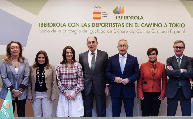 Imagen de familia tras la fima del acuerdo con el presidente de Iberdrola, Ignacio Galán, y el presidente del COE, Alejandro Blanco en el centro.