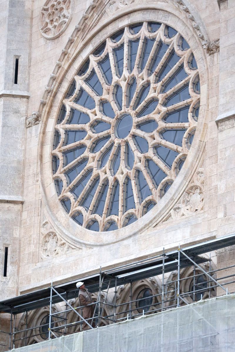 Retirada del andamiaje de la fachada principal de la Catedral de León.