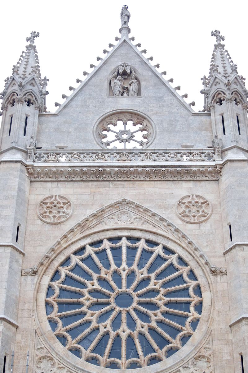 Retirada del andamiaje de la fachada principal de la Catedral de León.