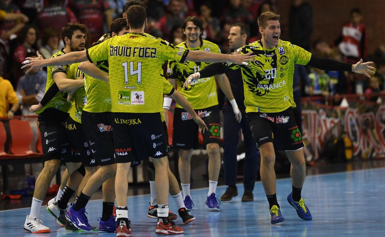 Los jugadores del Ademar celebran la victoria.