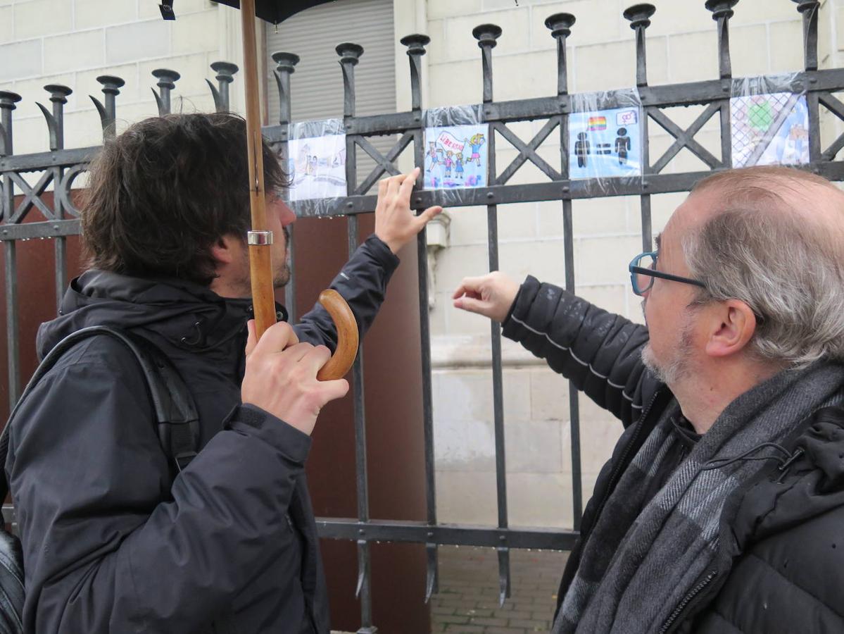 Fotos: Los alumnos de Maristas pegan sus obras en el Centro Leonés de Arte