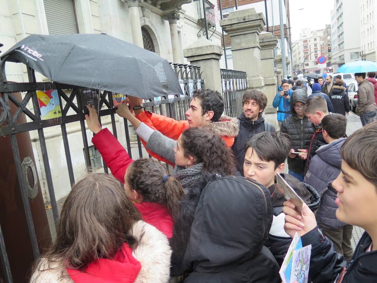 Fotos: Los alumnos de Maristas pegan sus obras en el Centro Leonés de Arte