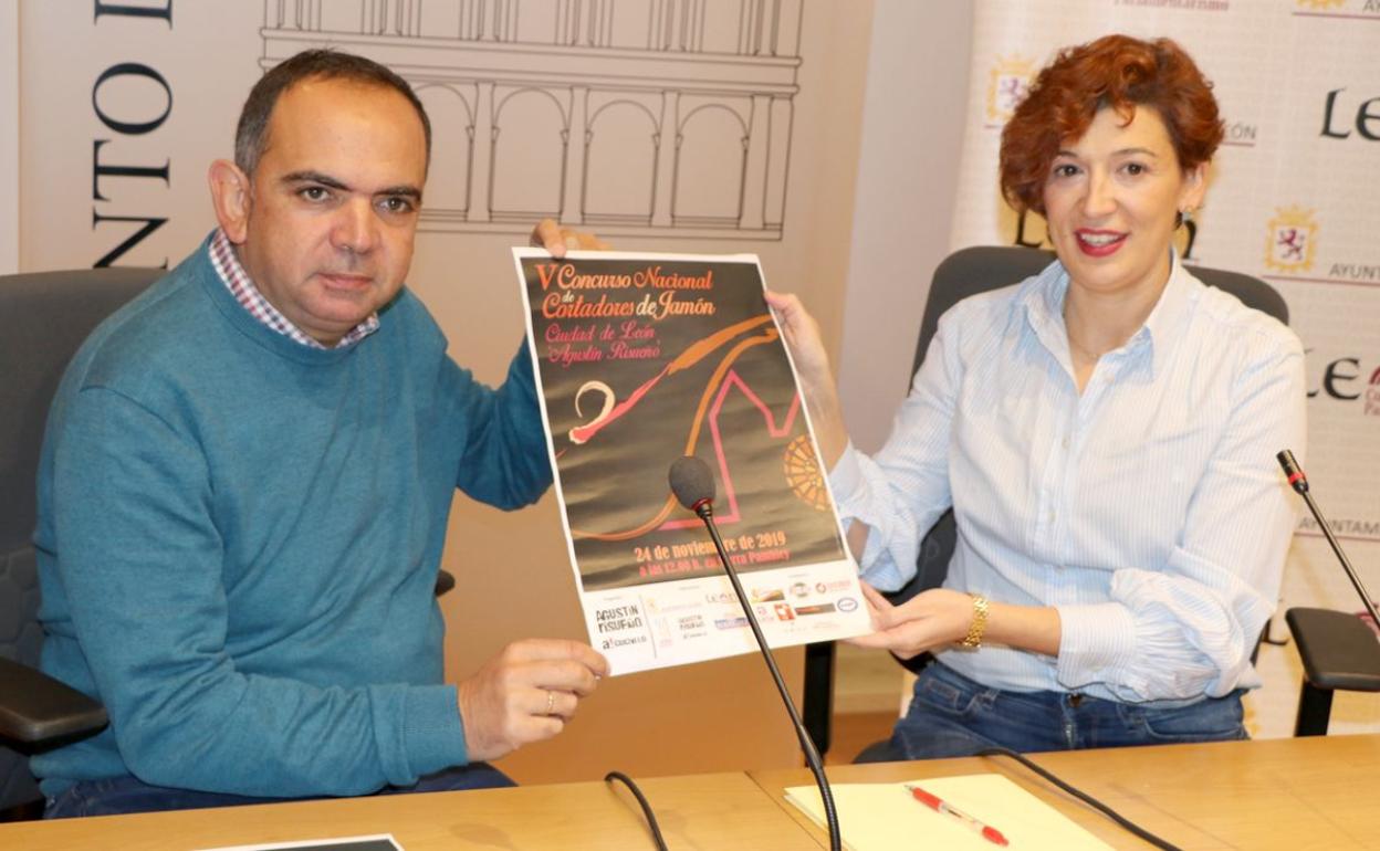 Agustín Risueño y Susana Travesí, en la presentación de V Concurso Nacional de Cortadores de Jamón 'Ciudad de León'.