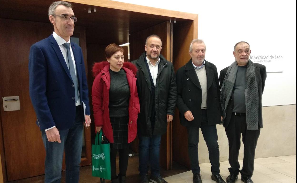 El presidentE del Consejo del Bierzo, Gerardo Álvarez Courel (C), el director general de la Fundación Ciuden, Arsenio Terrón, el vicerrector del Campus , José Ramón Rodríguez, la responsable del Banco de Tierras, Beatriz Anievas, y el representante de Secot en El Bierzo, Lázaro Vijande, en lnauguración de la jornada.